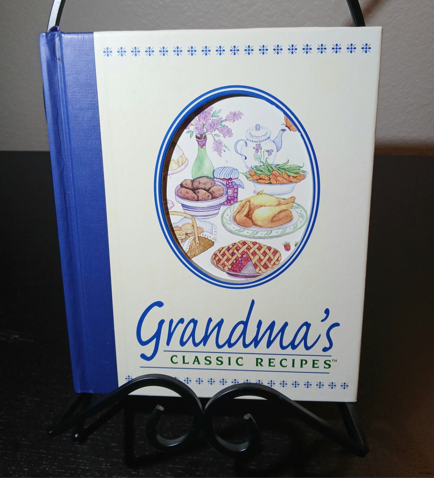 Grandma’s Classic Recipes 2000 Hard Cover -126 pages Cooking, Baking #B56
