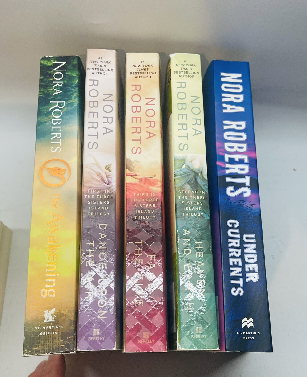 Nora Roberts Book Lot 5 Paperbacks Face The Fire , Heaven And Earth