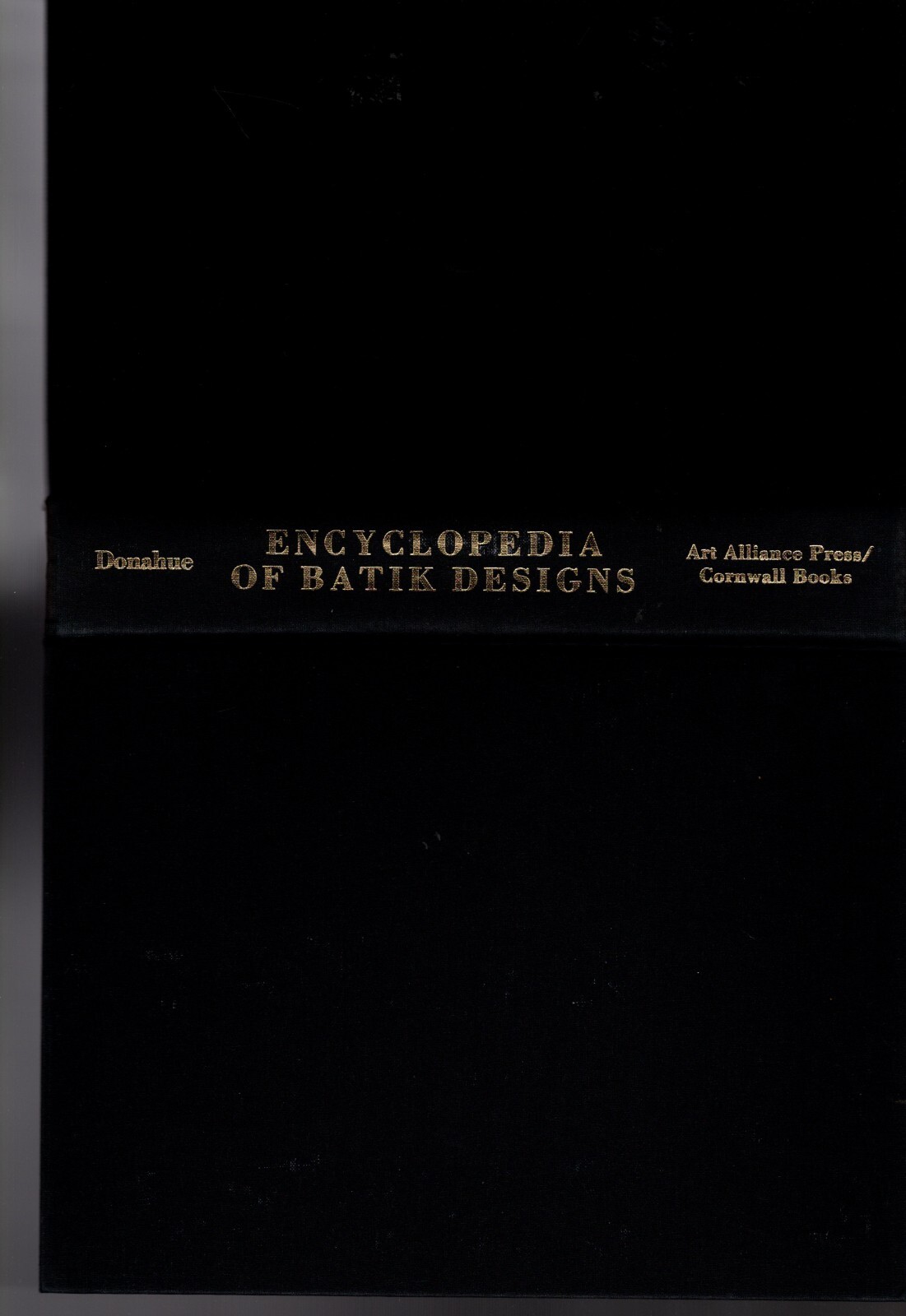 Encyclopedia of BATIK DESIGNS by Leo O. Donahue 1981 HARDCOVER with DJ 630 PAGES