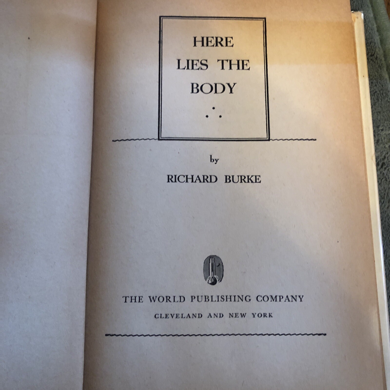 1944 (mystery) Here Lies The Body by R. Burke hardback w/DJ 280 browned pages