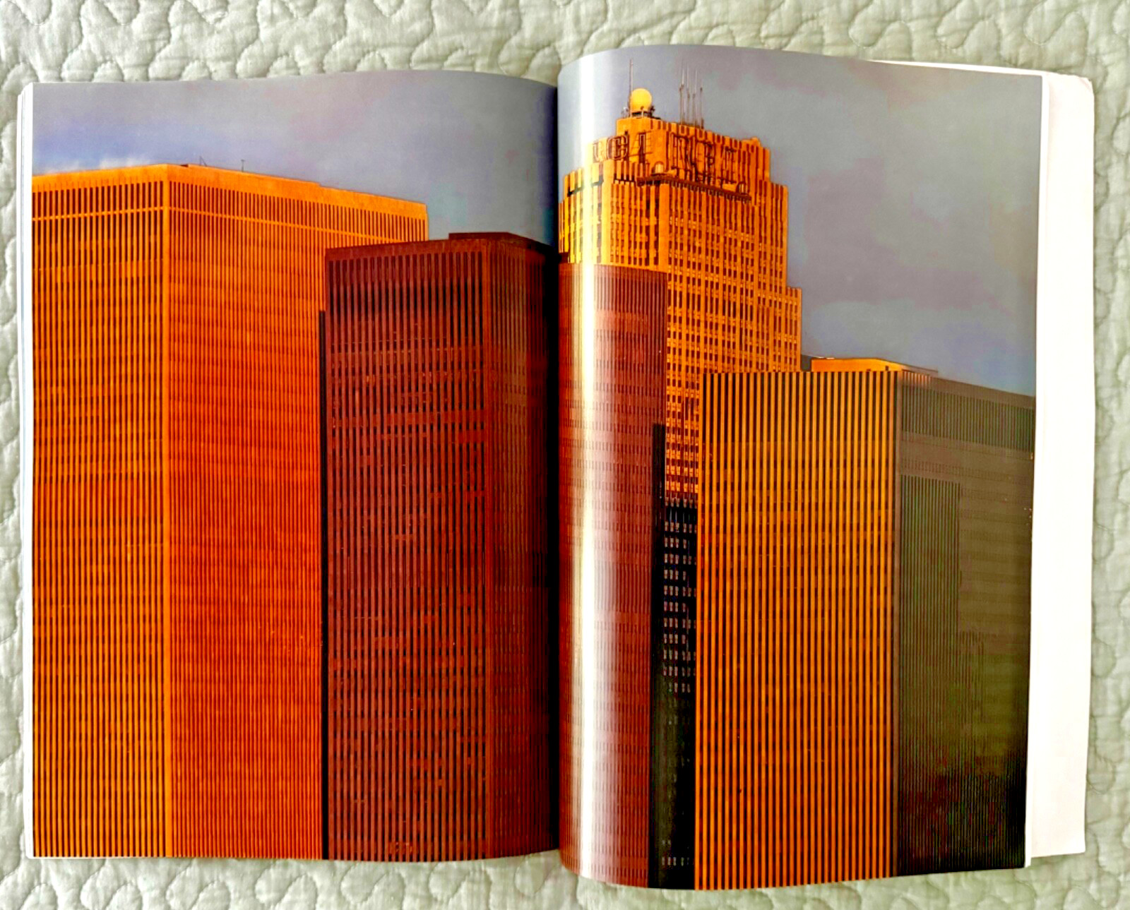 New York in Photographs by Reinhart Wolf 2002, trade paperback, 76 pages, NYC