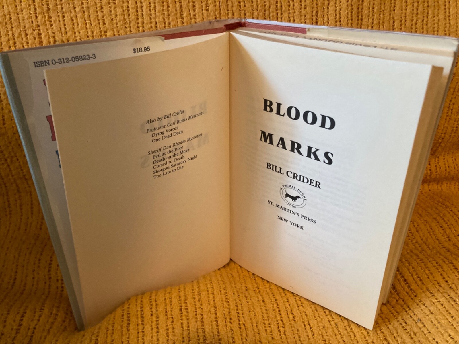 Blood Marks (Bill Crider, Hardcover, St. Martin’s Press, 1991, First Edition)