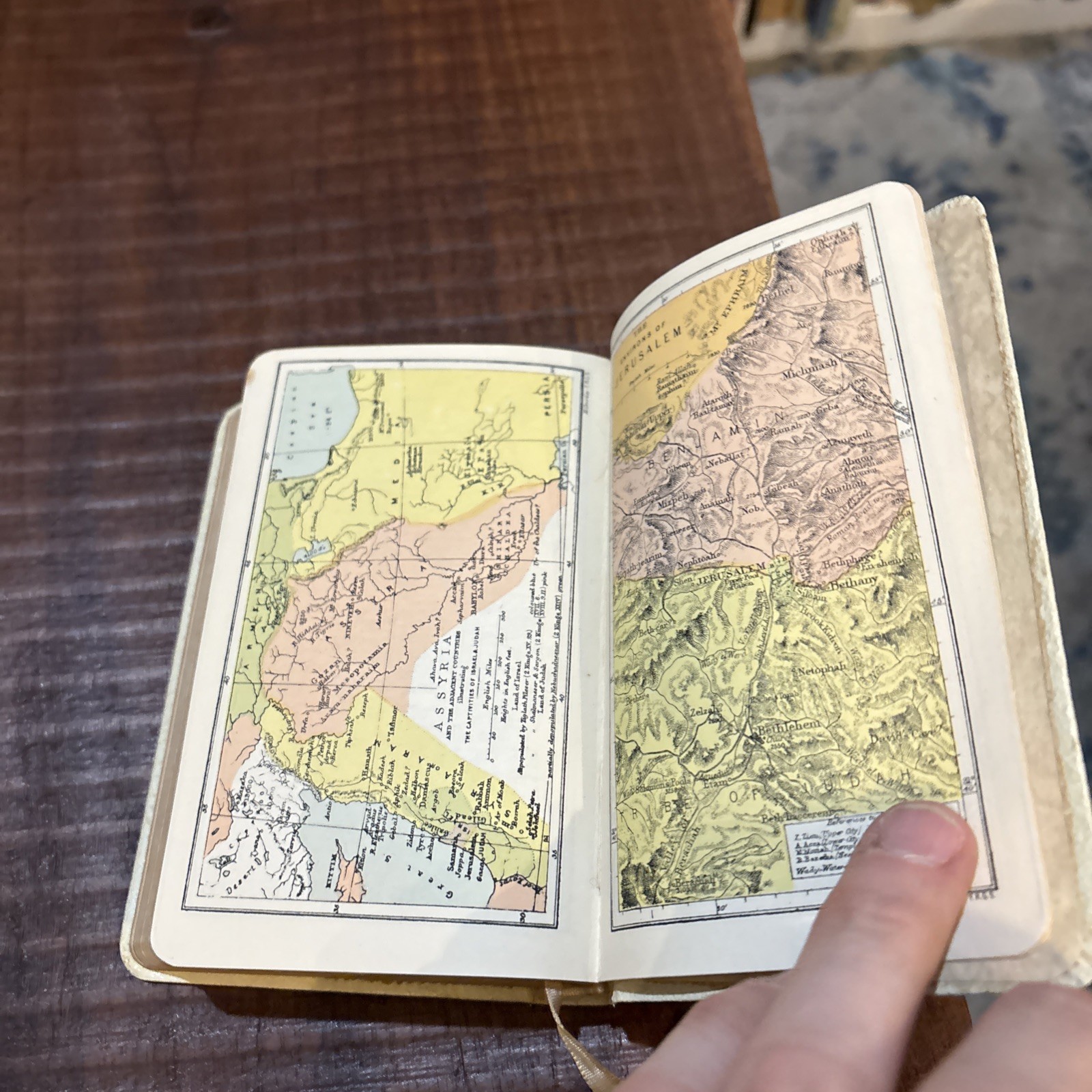 Holy Bible KJV Oxford 01225 White Pocket 5.5 in Vintage Great Britain Gold Edges