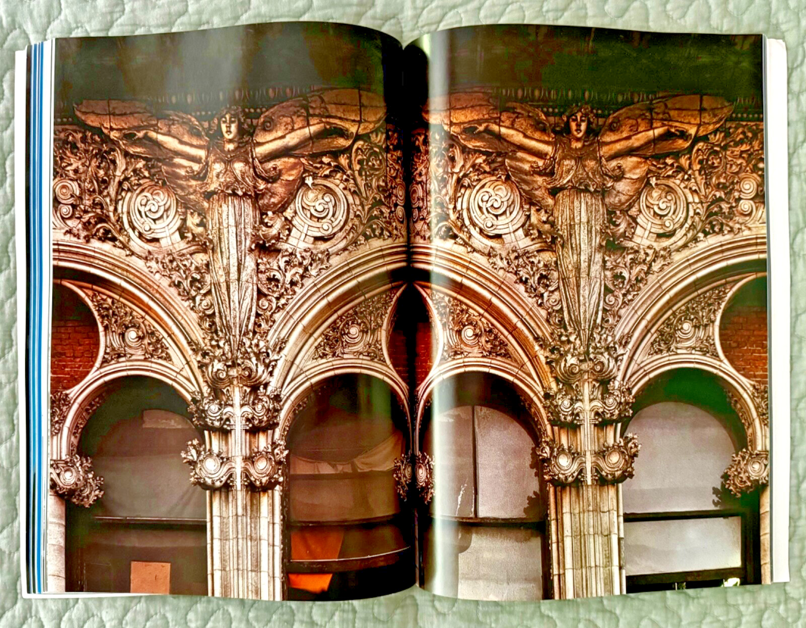 New York in Photographs by Reinhart Wolf 2002, trade paperback, 76 pages, NYC