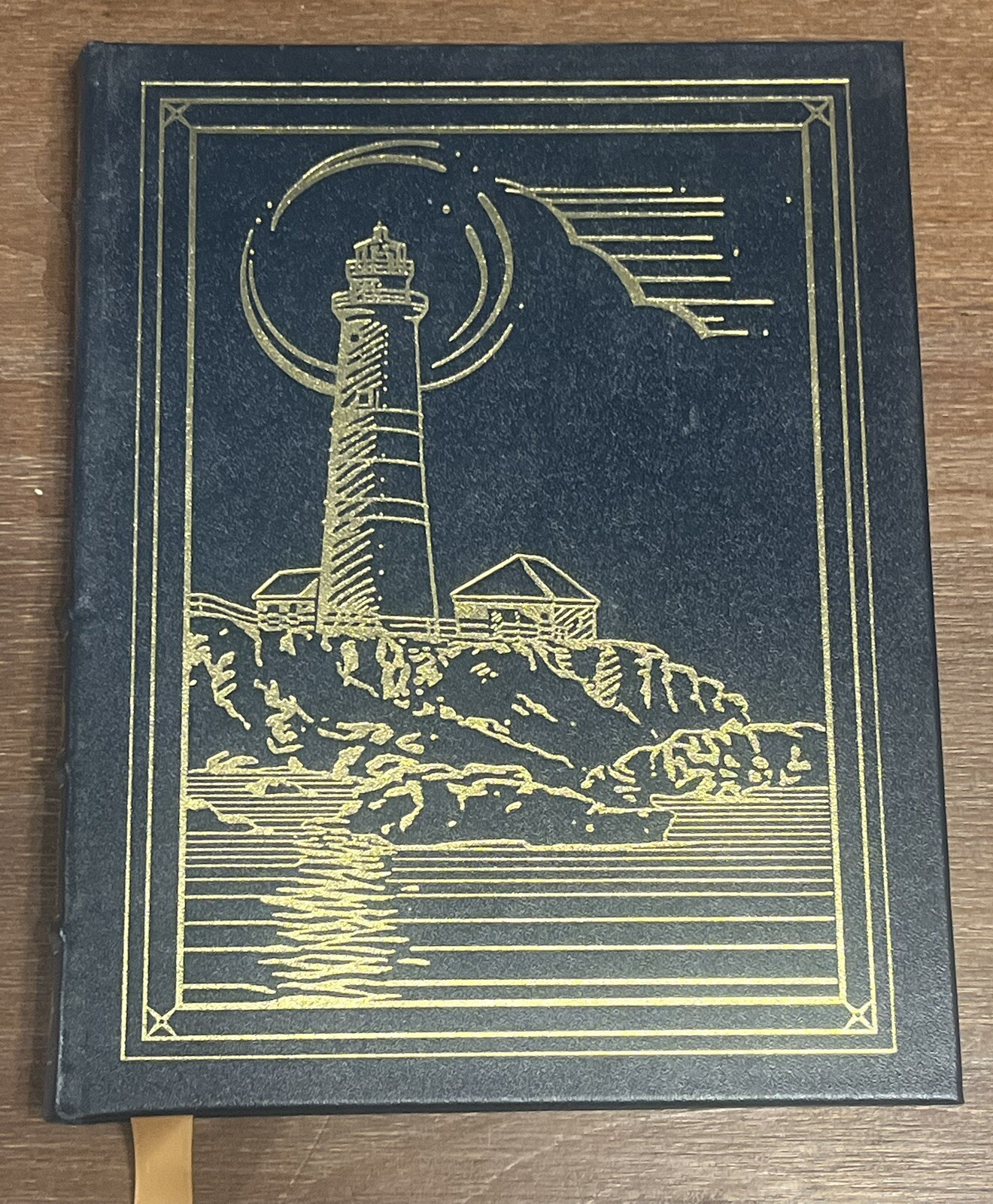 THE ULTIMATE BOOK OF LIGHTHOUSES THUNDER BAY PRESS leather bound 256 pages