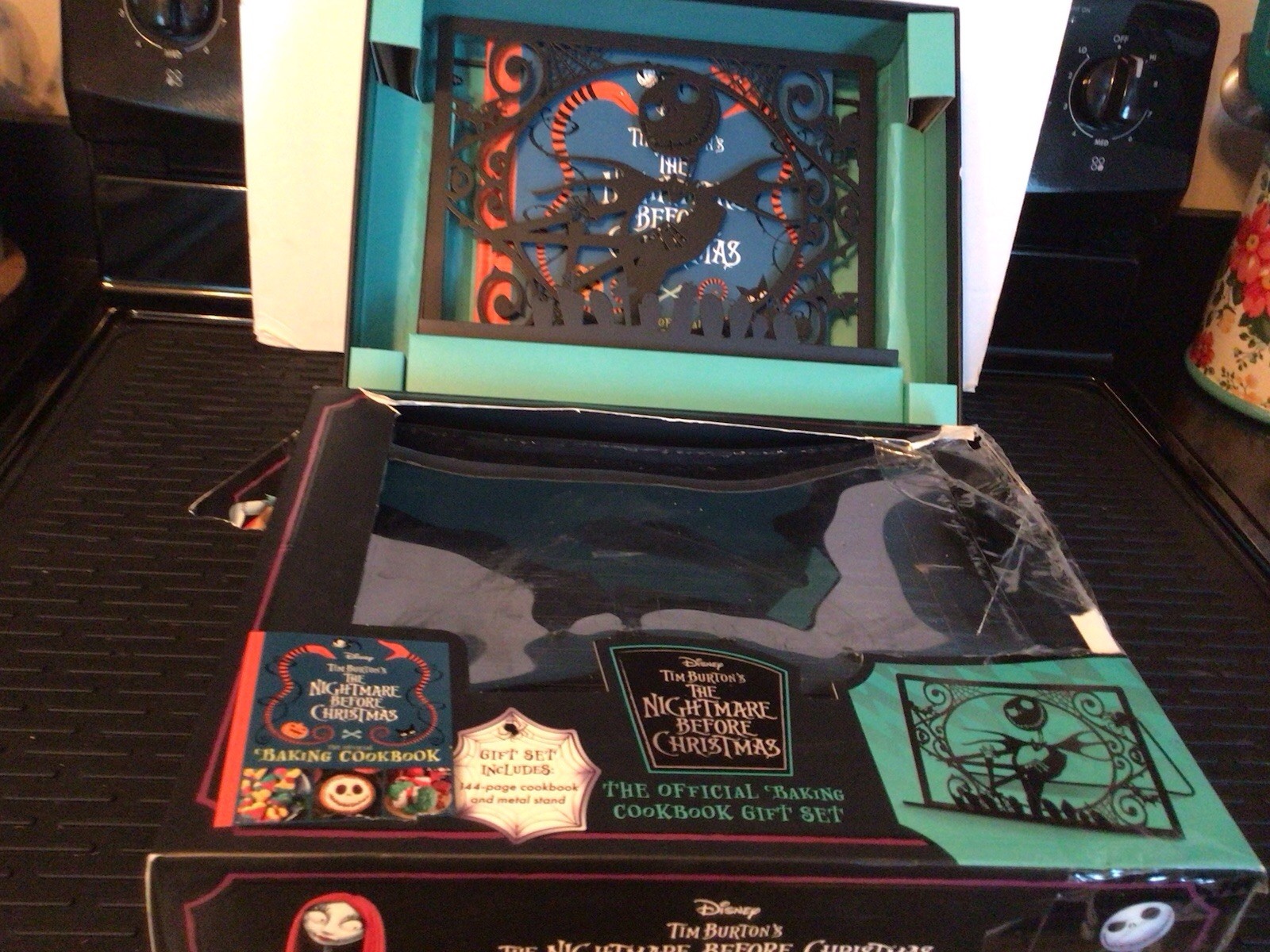Tim Burton’s The Nightmare Before Christmas: The Official Cookbook Gift Set Read