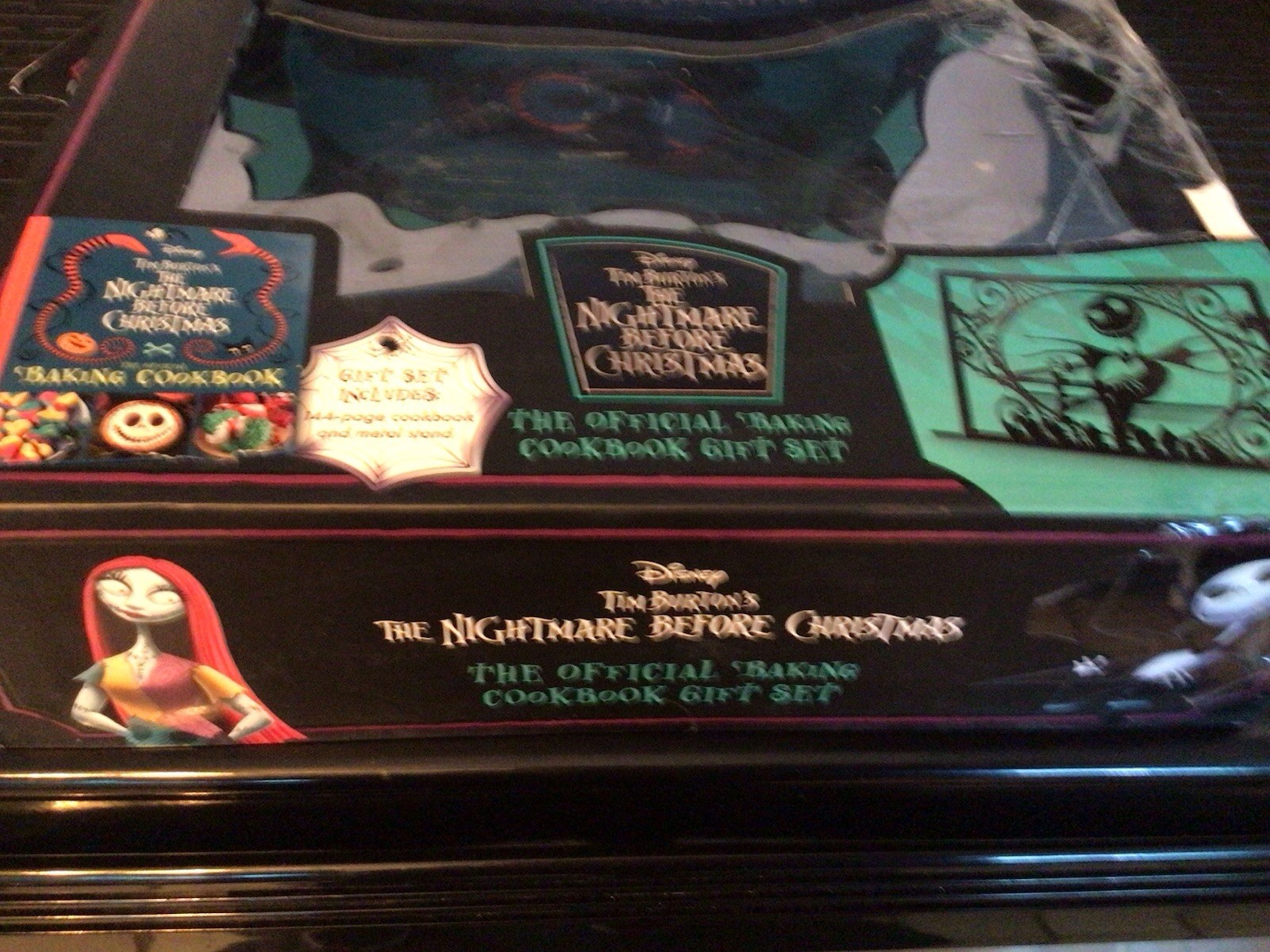 Tim Burton’s The Nightmare Before Christmas: The Official Cookbook Gift Set Read