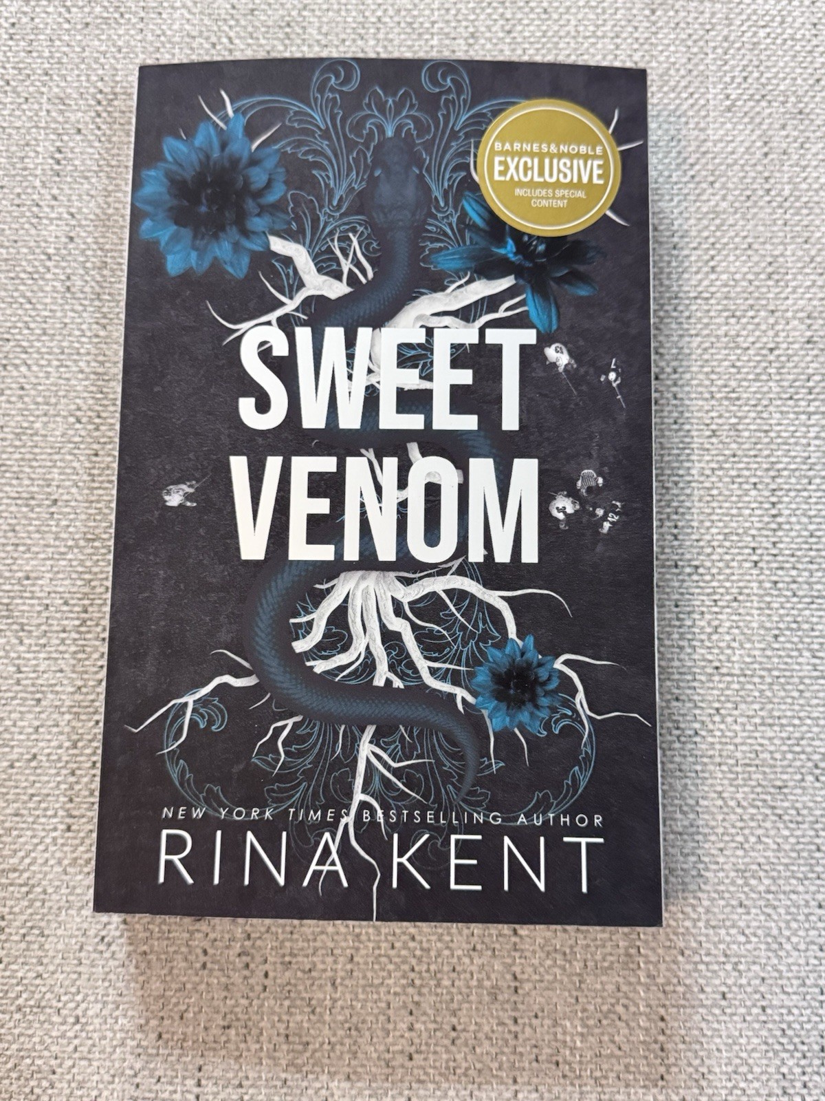 Sweet Venom Rina Kent Barnes & Noble Exclusive Edition Sprayed Edge Couple Art
