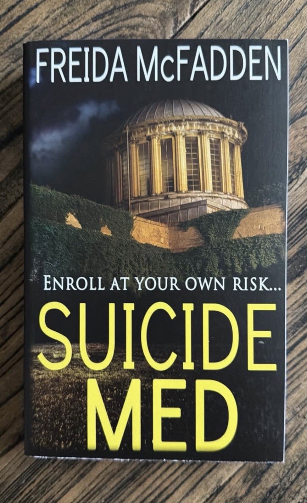 Suicide Med. Author: Freida McFadden. Out Of Print. Authentic