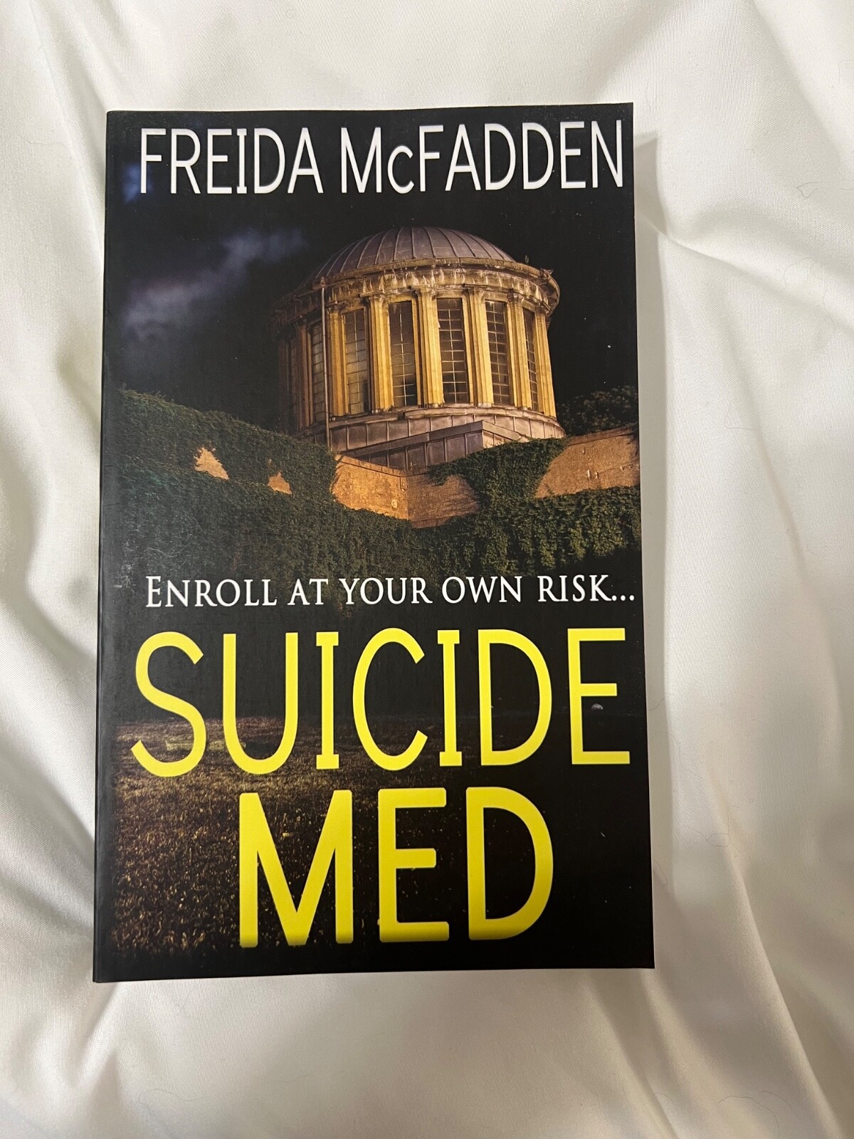 Suicide Med by Freida McFadden (Perfect Condition with Proof of Purchase)