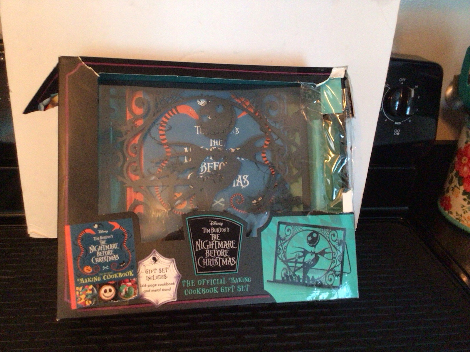 Tim Burton’s The Nightmare Before Christmas: The Official Cookbook Gift Set Read