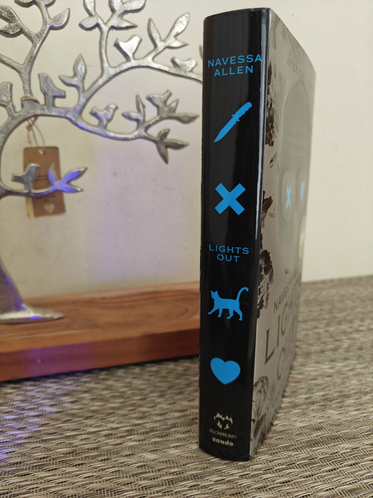 NAVESSA ALLEN LIGHTS OUT COLLECTOR’S AFTER DARK EDITION HARDCOVER BOOK SIGNED