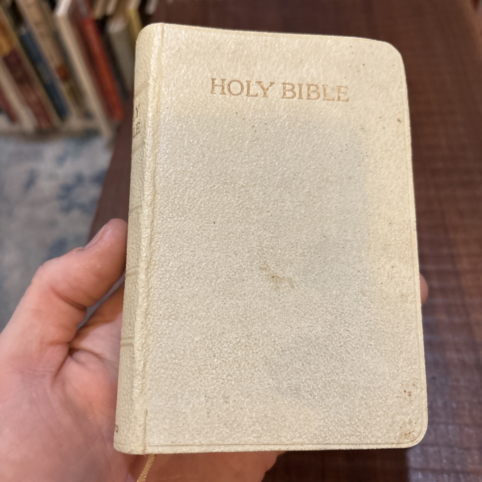 Holy Bible KJV Oxford 01225 White Pocket 5.5 in Vintage Great Britain Gold Edges