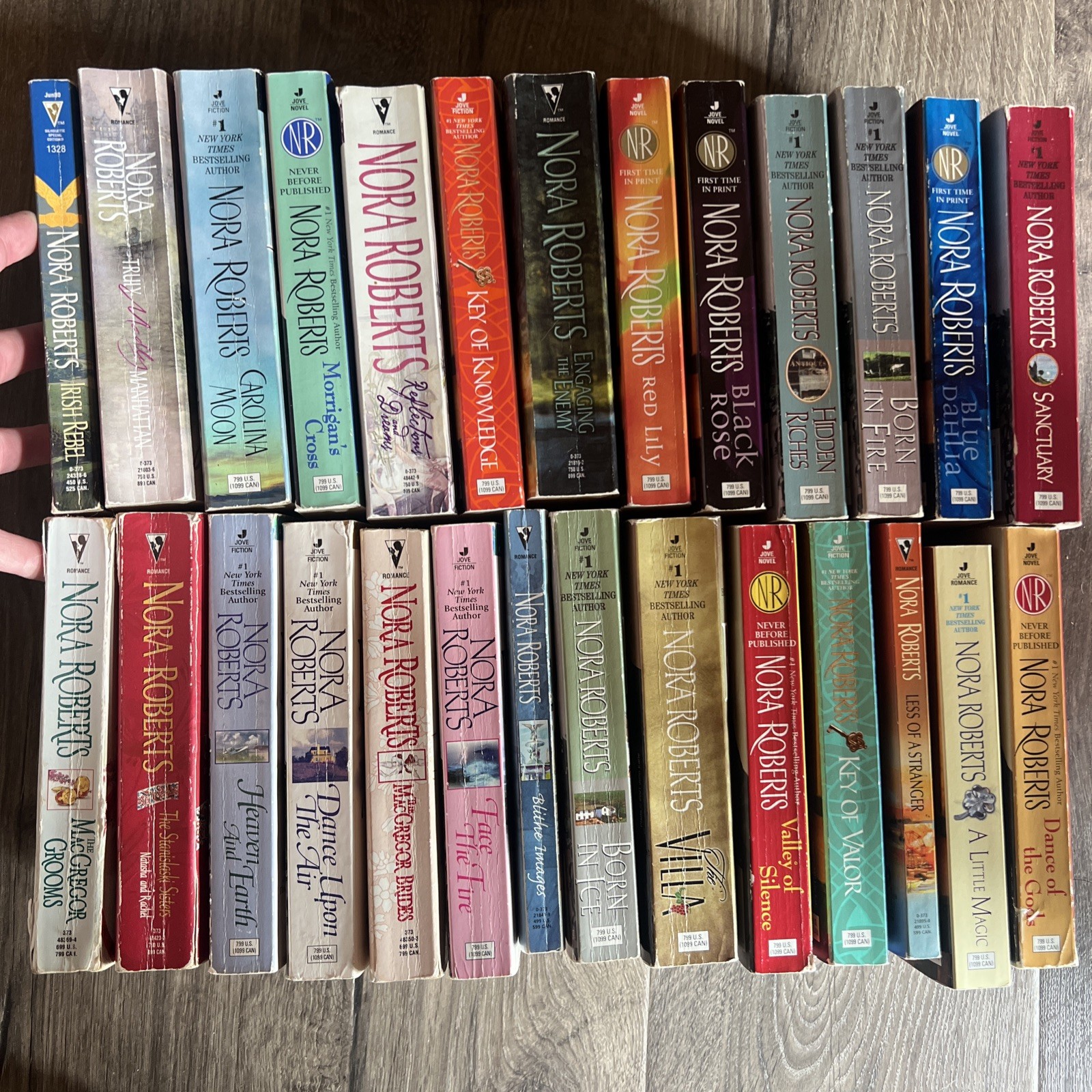 Lot of 27 NORA ROBERTS books Romance Thriller Suspense The Garden Three Sisters