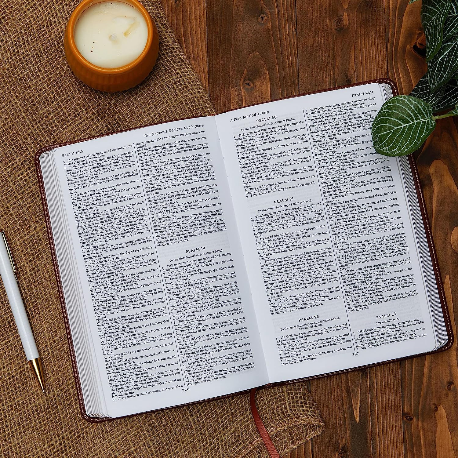 KJV Holy Bible: Gift and Award, Black Leather-Look, Red Letter, Comfort Print: K
