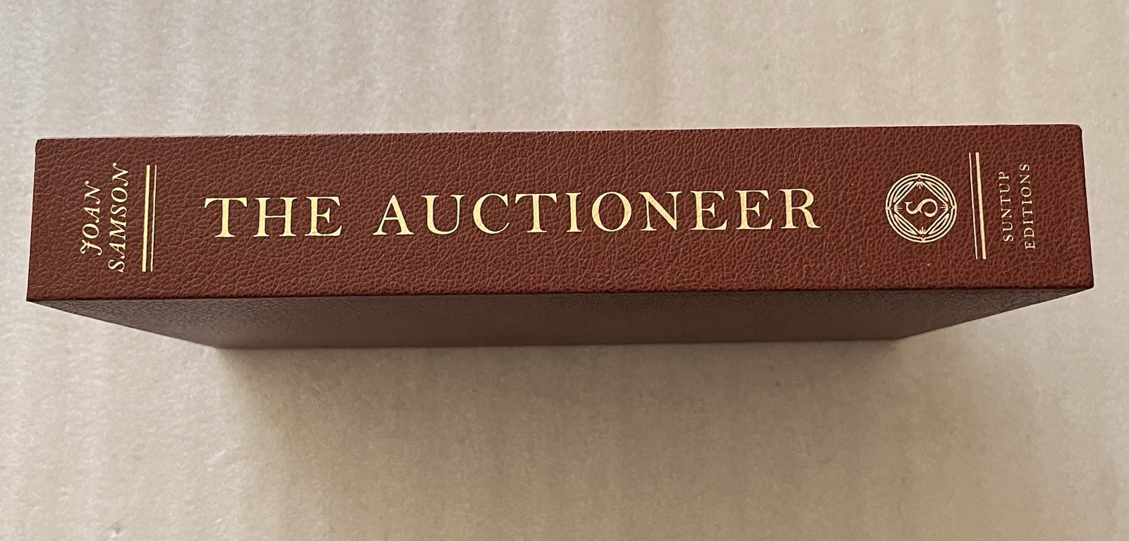 Suntup Auctioneer – Samson, Joan (HC, Artist Gift Edt. Slipcase) NEW w Bookmark