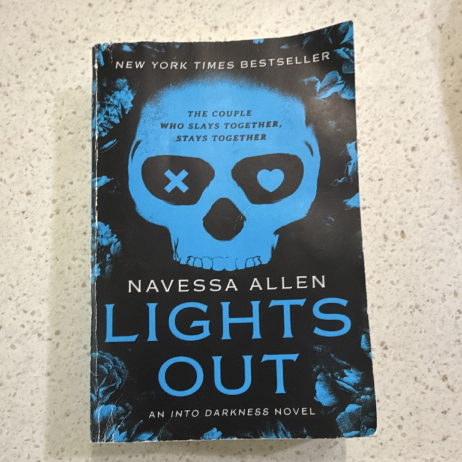 Lights Out by Navessa Allen Paperback Into Darkness Series Romance Zando