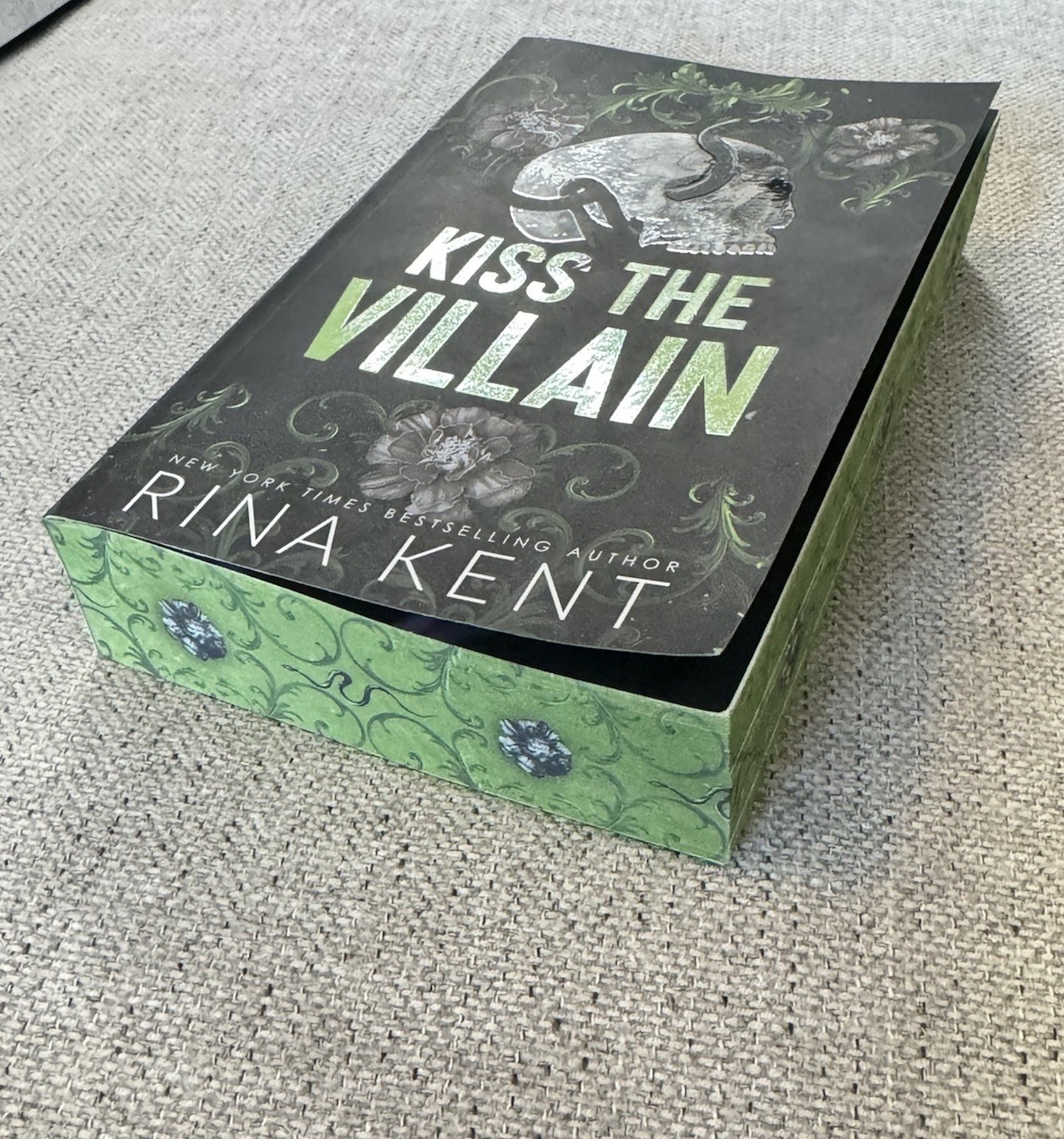 Kiss The Villain Rina Kent Deluxe Edition With Signed Bookplate Stenciled Edge