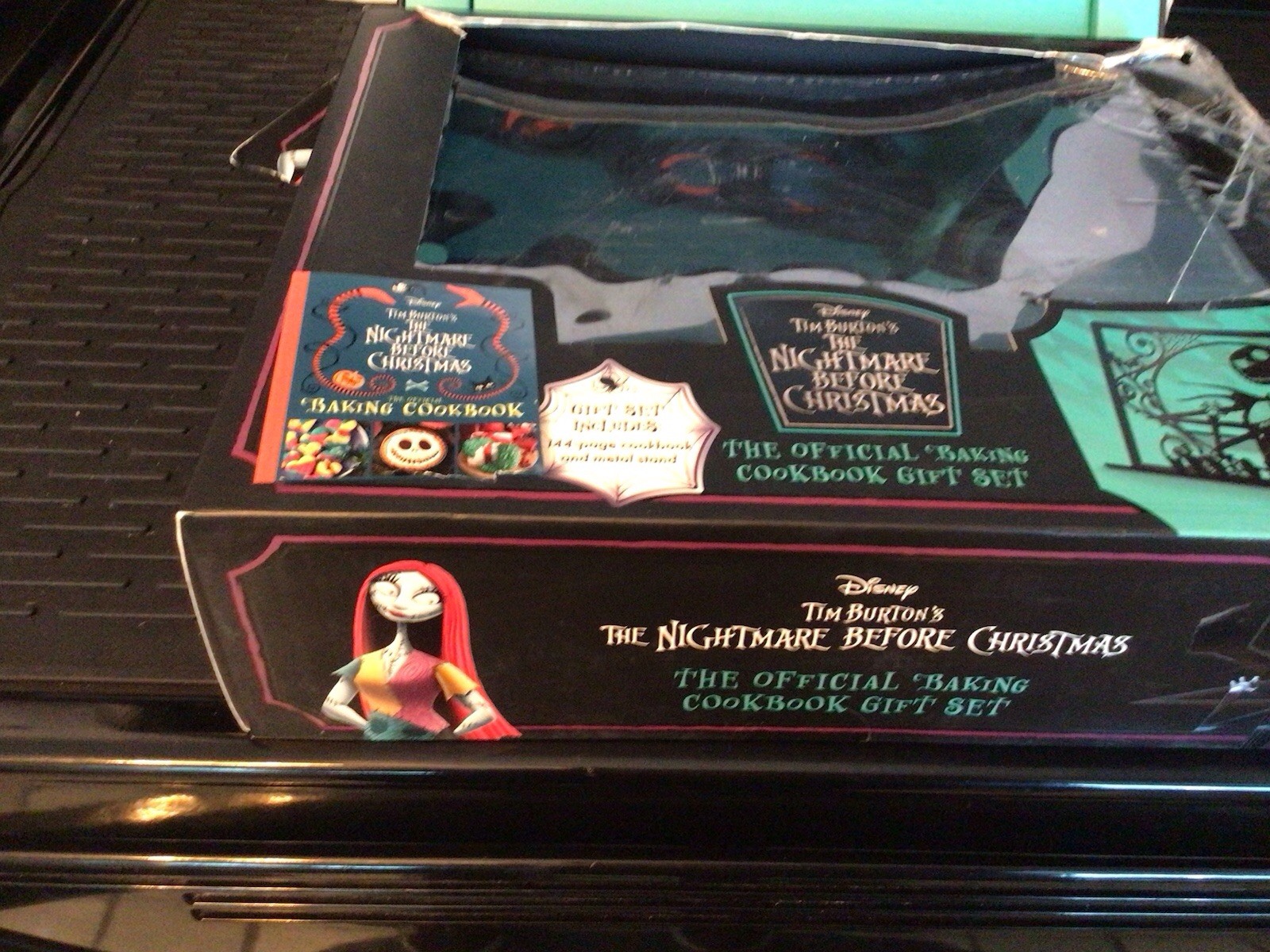 Tim Burton’s The Nightmare Before Christmas: The Official Cookbook Gift Set Read