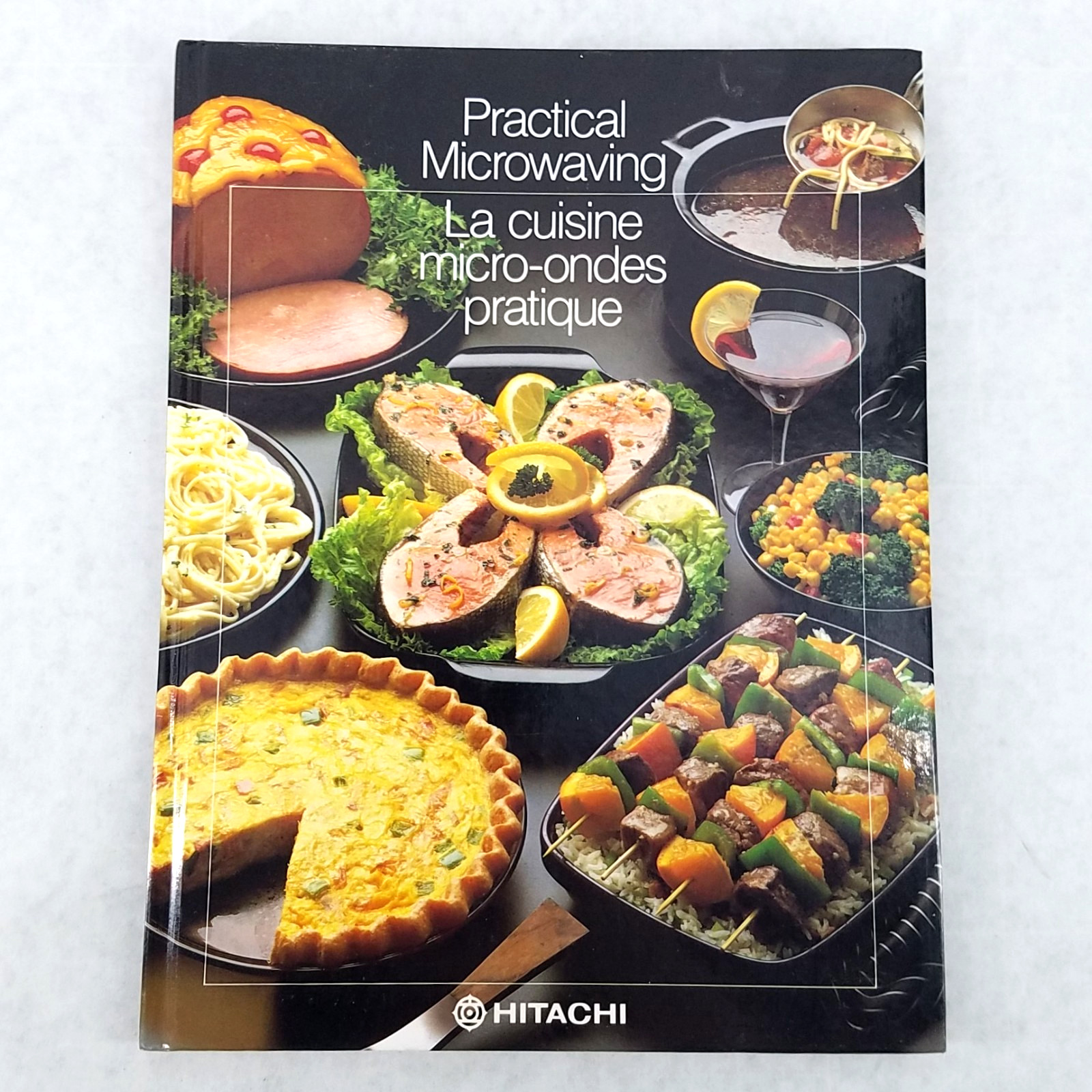 Practical Microwaving – Hitachi Bilingual English / French – 1983 – LIKE NEW!