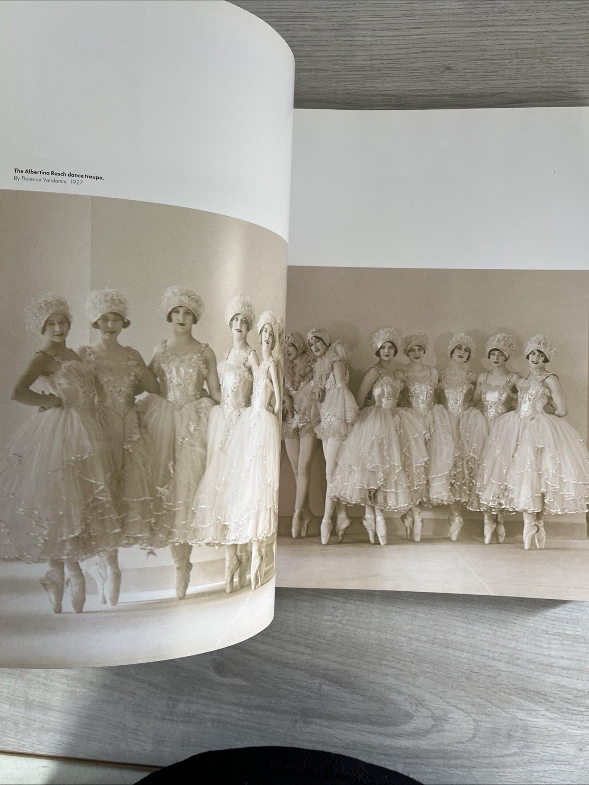 Vanity Fair: the Portraits : A Century of Iconic Images by Graydon Carter. Lib