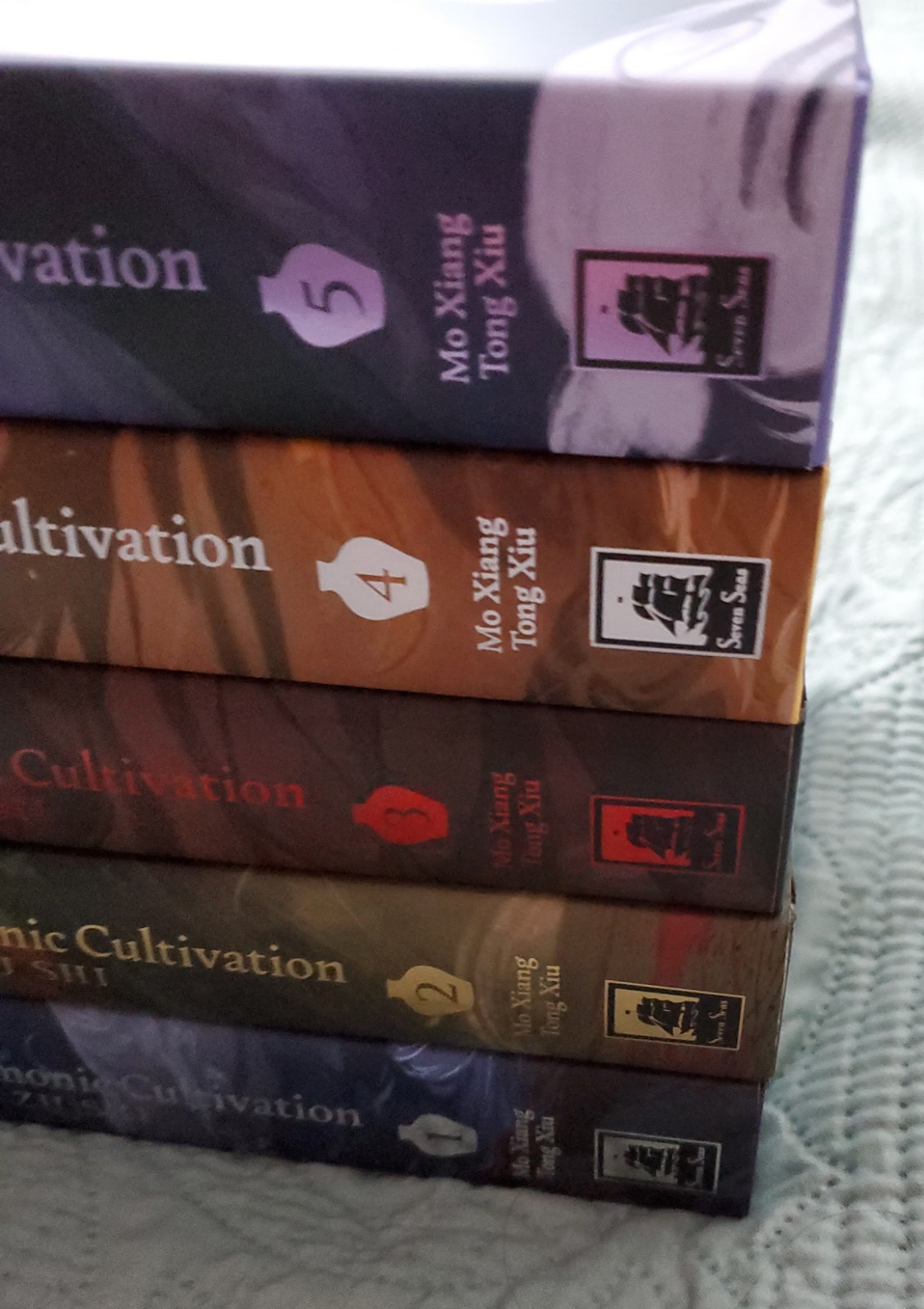 Grandmaster of Demonic Cultivation Deluxe Hardcover Vol. 1-5 Set + Postcards